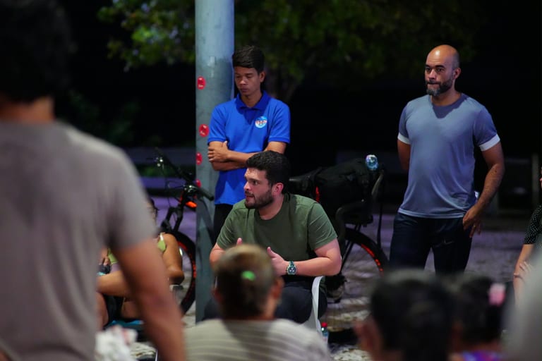 André Martha em uma roda de conversa com moradores