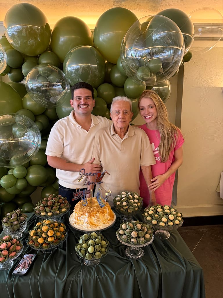André Martha, João Lauro ao centro e Thaís em uma celebração de família