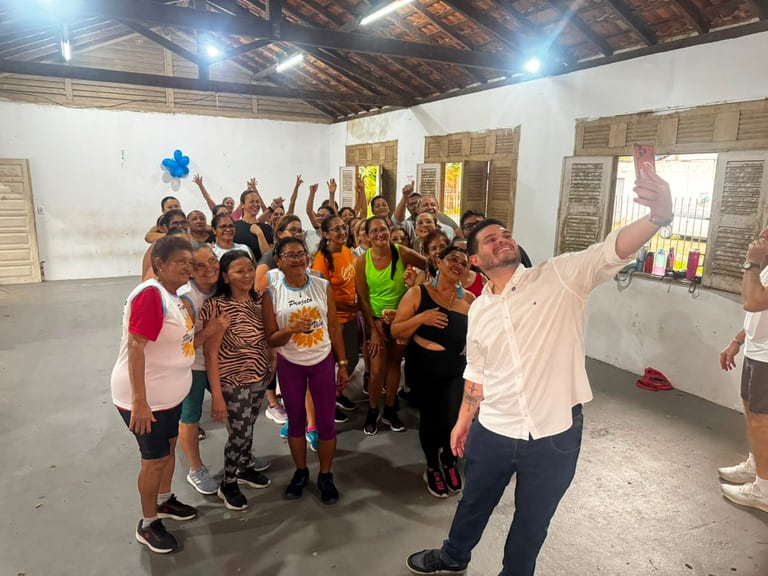 André Martha faz uma foto com mulheres reunidas em uma atividade coletiva do Instituto JL