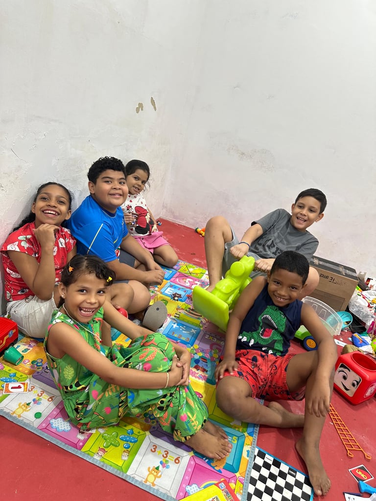 Crianças reunidas em um espaço de convivência e brincadeiras